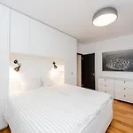 Downtown 2br With Balcony & Free Secure Garage Parking Apartment *