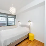 Apartment Downtown 2br With Balcony & Free Secure Garage Parking *