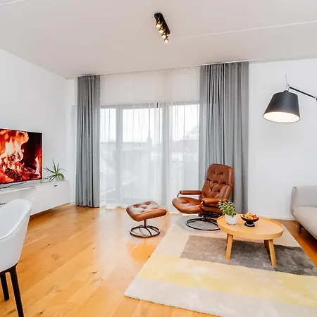 Heart Of Living - Contemporary 2 Bedroom With Balcony & Parking Apartmán