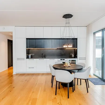 Lägenhet Downtown 2br With Balcony & Free Secure Garage Parking Pärnu