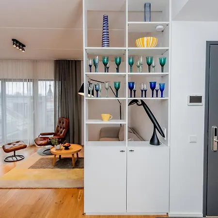 Heart Of Living - Contemporary 2 Bedroom With Balcony & Parking Apartmán