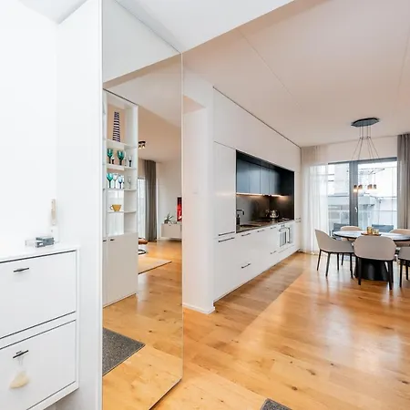 Downtown 2Br With Balcony & Free Secure Garage Parking *