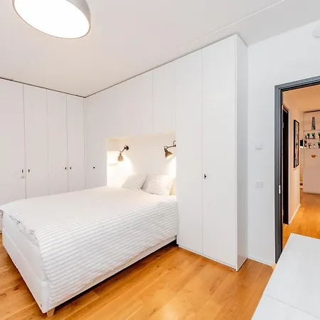 Heart Of Living - Contemporary 2 Bedroom With Balcony & Parking Apartmán
