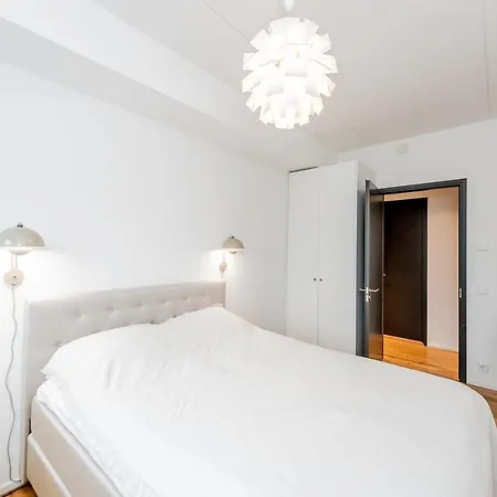 Downtown 2Br With Balcony & Free Secure Garage Parking Apartment *