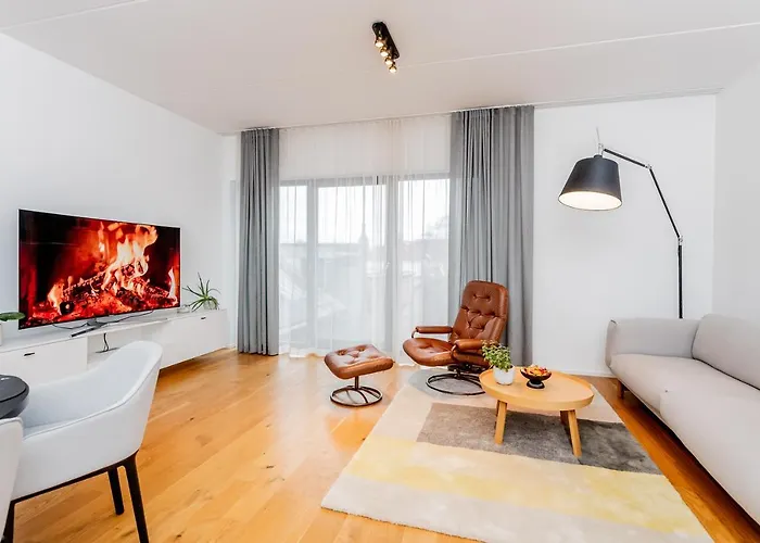 Downtown 2br With Balcony & Free Secure Garage Parking Appartamento