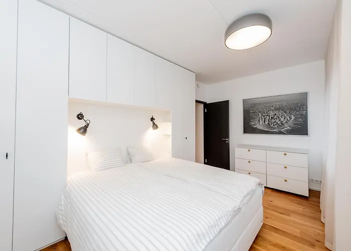 Downtown 2Br With Balcony & Free Secure Garage Parking Apartment *