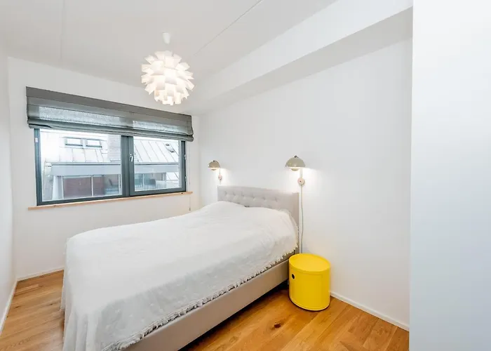 Apartment Downtown 2Br With Balcony & Free Secure Garage Parking *