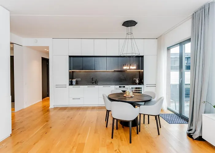 Appartamento Downtown 2br With Balcony & Free Secure Garage Parking Pärnu