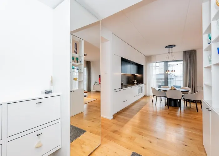 Downtown 2Br With Balcony & Free Secure Garage Parking *