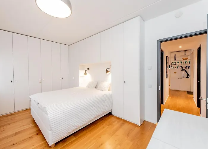 Downtown 2br With Balcony & Free Secure Garage Parking Appartamento