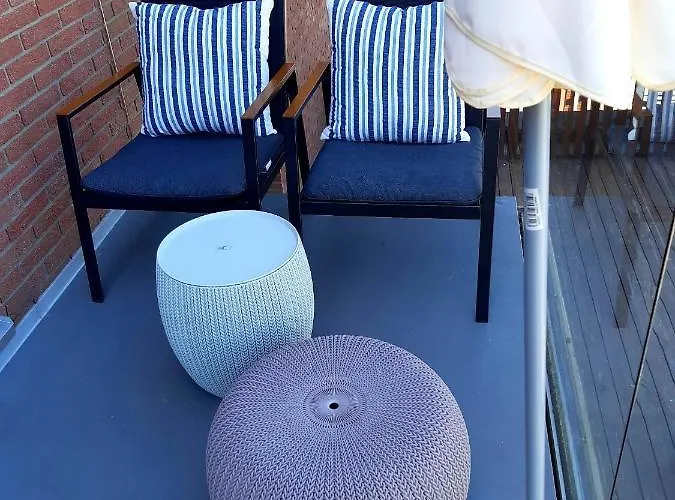 Downtown 2Br With Balcony & Free Secure Garage Parking Apartment *