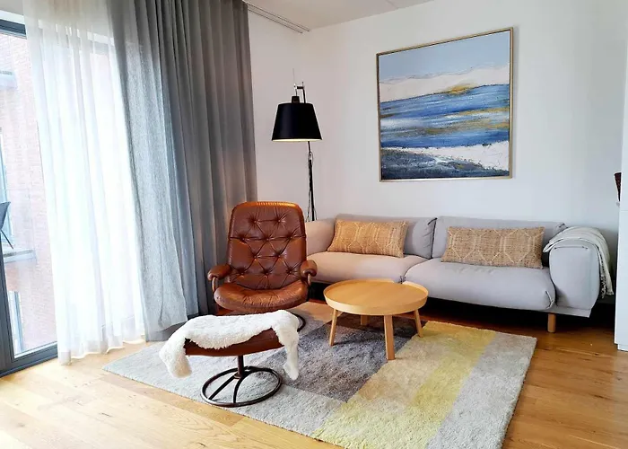 Apartment Downtown 2Br With Balcony & Free Secure Garage Parking *